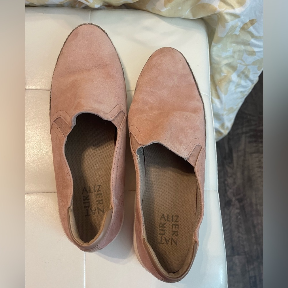 Naturalizer woman’s size 9.5 pink suede shoe